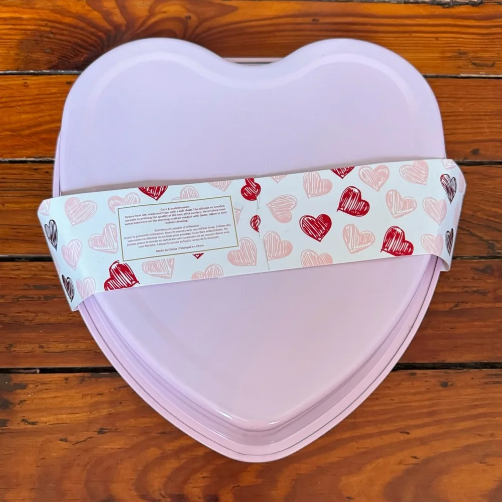 Masterclass Bakeshop Heart 3 Cake Pans and Cupcakes & Cashmere Kitchen Towel NW